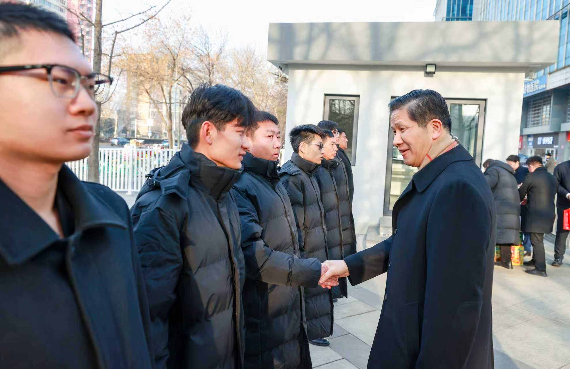 1-陈建光慰问优德88大厦门岗人员