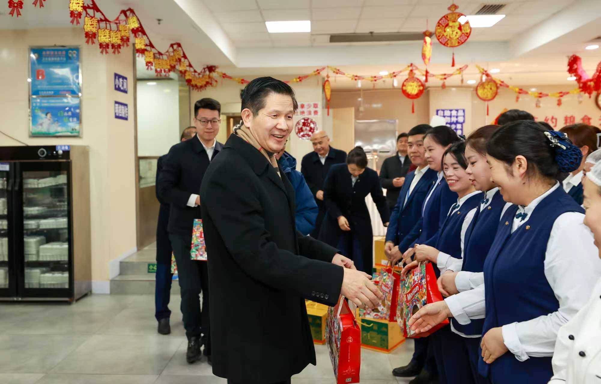 2-陈建光慰问优德88大厦后勤人员