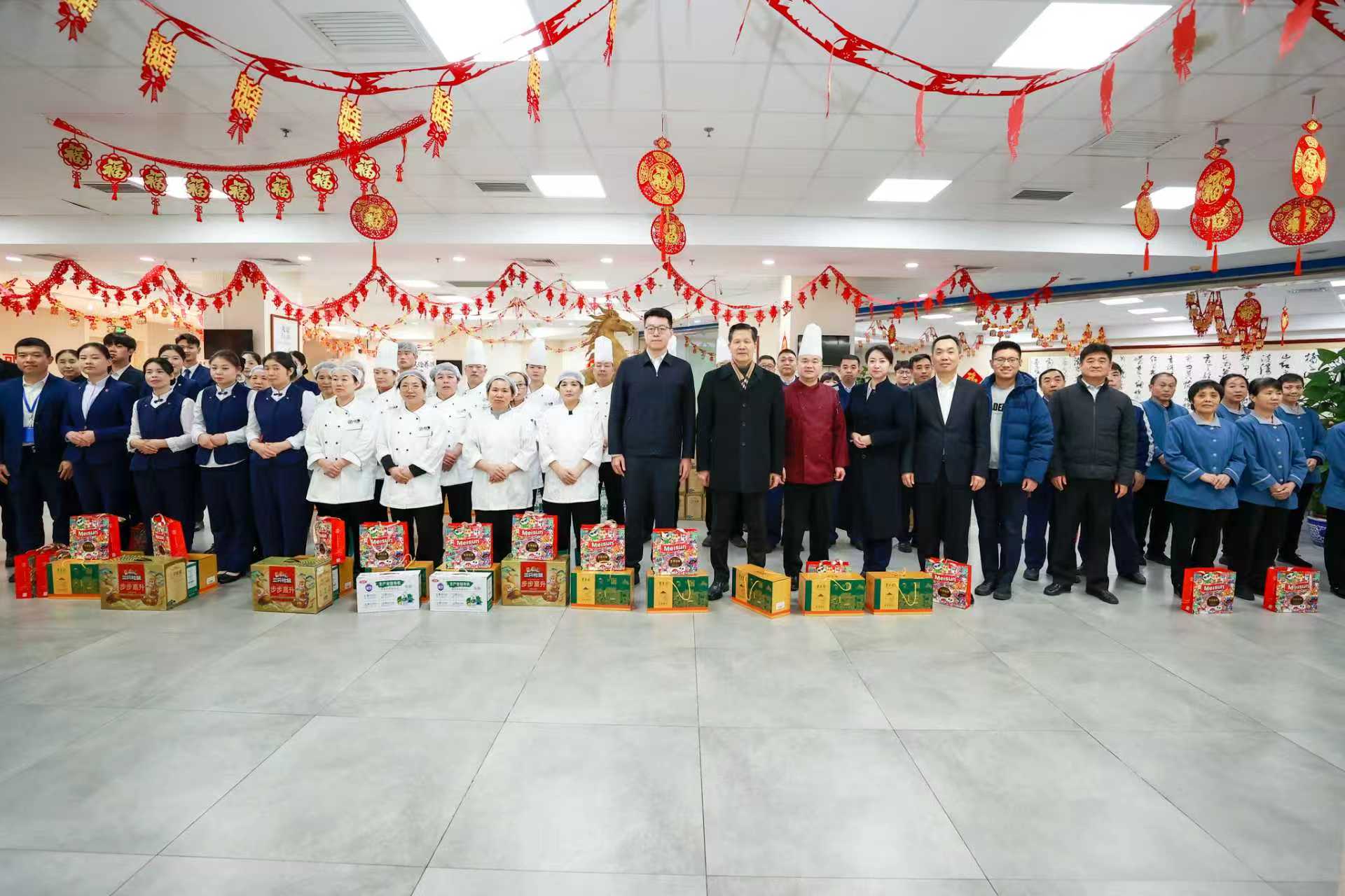 3-陈建光与优德88大厦后勤人员合影