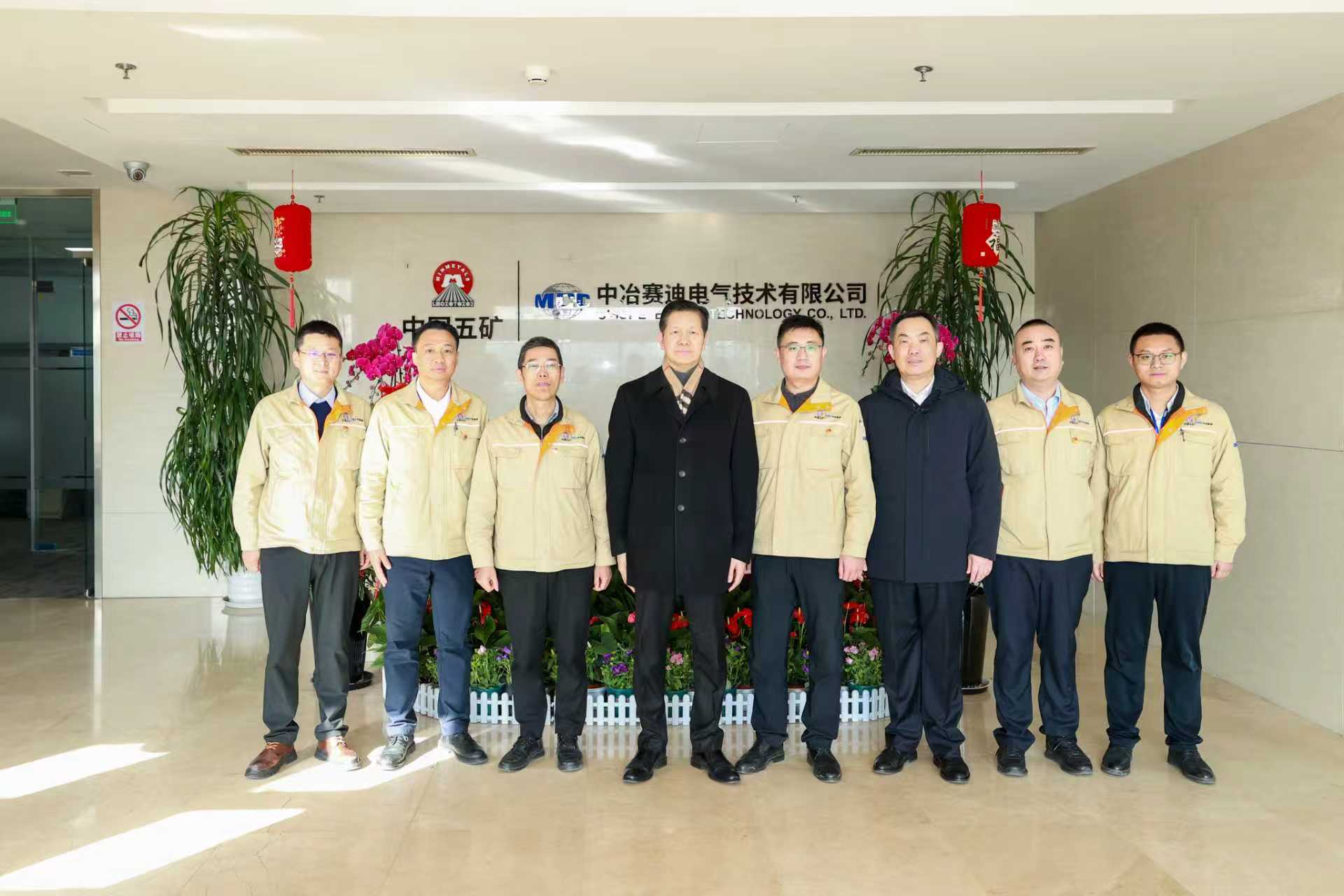 5-陈建光与优德88赛迪电气干部员工合影