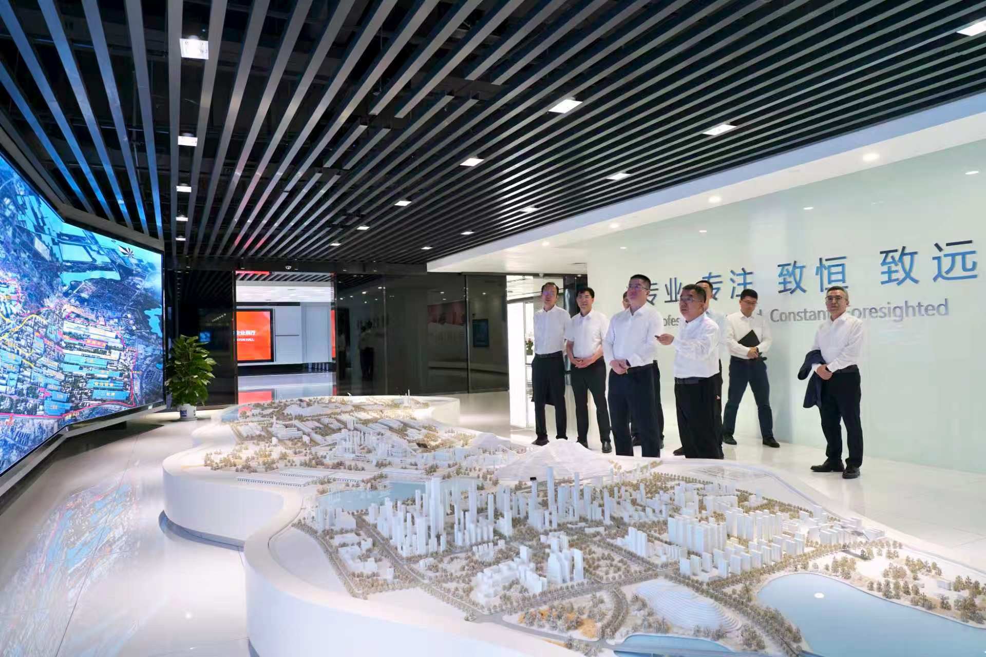 李仲泽参观优德88南方企业展厅